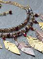 Collier plastron, plumes, grenat, labradorite et q