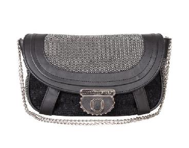 Sac pochette cuir noir et textile gris.
