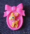 broche en plastique faon dans un cadre rose