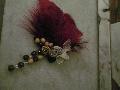 Broche plumes et breloques