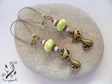 Boucles d'oreilles chats et perles vertes en verr