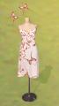 graphismes rouges sur robe blanche