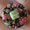 Bague avec bouton fleuri et perle verte